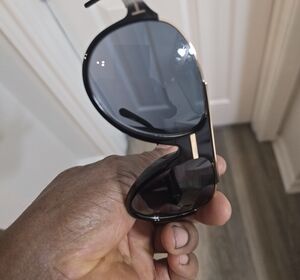 Sunglass with Round Lenses,there's a tiny left lens,but it is not noticeable